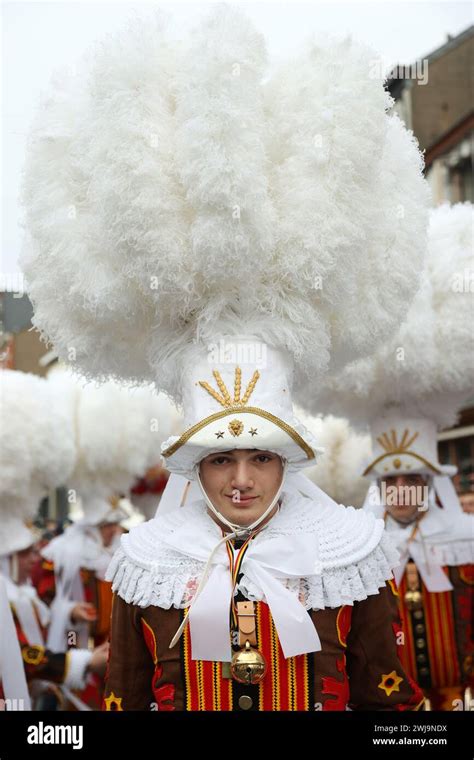 Binche Belgique 13 février 2024 Un résident local vêtu du costume de