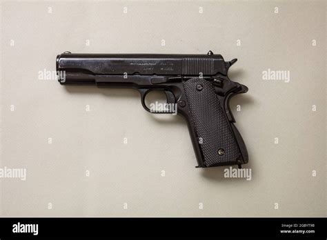 Pistola 9mm Aislada Sobre Fondo De Color Gris Arma De Metal Negro