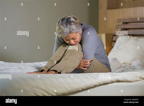 Femme mature solitaire Banque de photographies et dimages à haute résolution Alamy