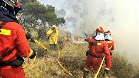 500 agentes y 20 medios aéreos luchan contra el fuego de Quesada Ideal