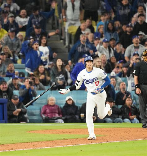 大谷翔平ドジャース移籍1号！ヘルナンデスは“ヒマワリの種シャワー”で祝福 Mlb写真ニュース 日刊スポーツ