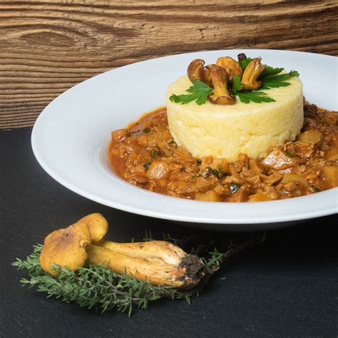 Eier­schwammerl­gulasch Mit Polenta Eggenhof Bio Bergbauernhof