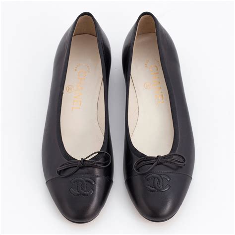 Chanel A Pair Of Black Leather Ballet Flats Size Bukowskis