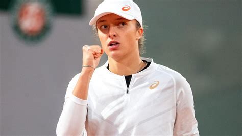 French Open 2020 - Iga Swiatek beats Martina Trevisan to reach Roland ...