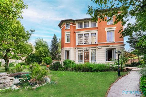 À vendre Maison bourgeoise 9 pièces située à Lyon 69008