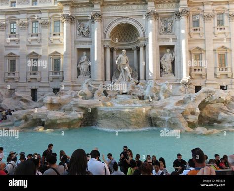 Tourists at the Trevi Fountain Rome Stock Photo - Alamy