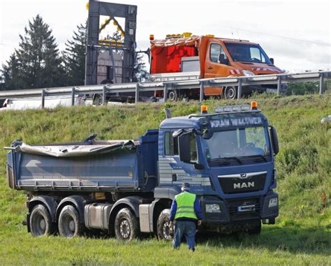 Lastwagen Kommt Von Der Autobahn Ab