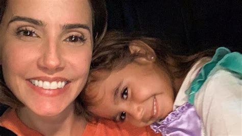 Deborah Secco Combina Fantasia A Filha