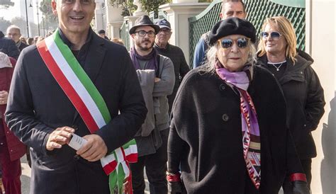 RIMINI Inaugurata Rotonda Dedicata A Lucio Battisti Qui Era A Casa