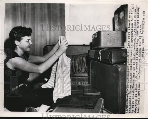 1955 Press Photo Mrs Bobbie Brown To Meet Her Husband Lt Wallace Br