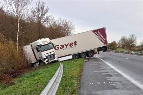 Accident En Sarthe Un Camion En Portefeuille Sur L Autoroute A11