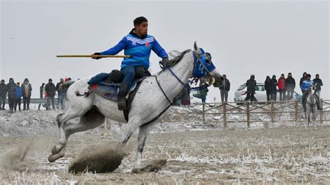 Karsta kar altında atlı cirit nefes kesti TRT Haber Foto Galeri