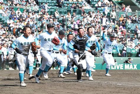 ＜第95回選抜高校野球大会 第11日 広陵・山梨学院＞ 勝利し、駆け出す山梨学院ナイン （撮影・須田 麻祐子） ― スポニチ Sponichi