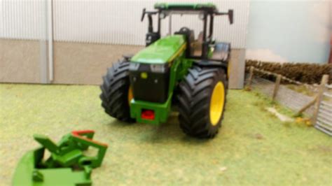 Siku 1 32 John Deere 8R 370 Carpet Farmer