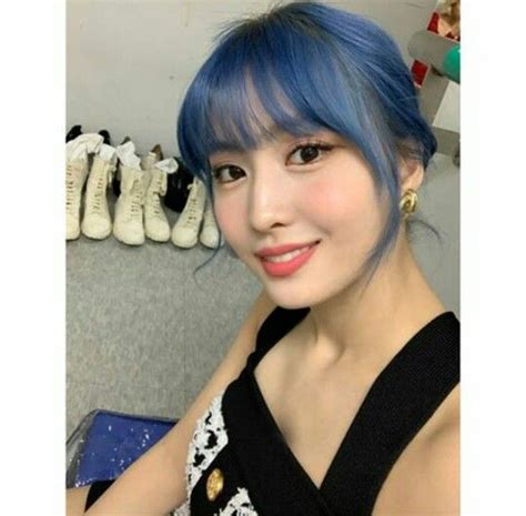 Pin de sof a em 𝙩𝙬𝙞𝙘𝙚 Momo Nayeon Cabelo azul