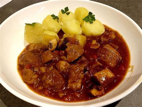 Schweinegulasch Mit Pilzen Von Nici Chefkoch