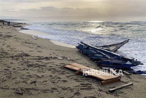 Perahu Imigran Pecah Orang Tewas Di Italia Republika Online