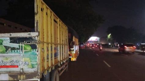 Waduh Puluhan Truk Pengangkut Komoditi Di Pasar Induk Tanah Tinggi