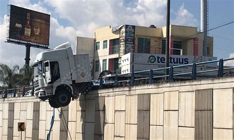 Tráiler Queda Colgado En El Puede De Salida A Quiroga Moreliactiva