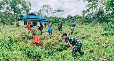 Komunikasi Humanis Satgas Yonif 143 TWEJ Bersama Warga Bersihkan