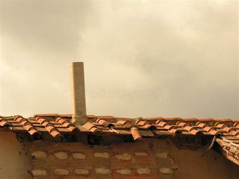 Tejado De Teja Viejo A Ser A Restaurada Foto De Archivo Imagen De