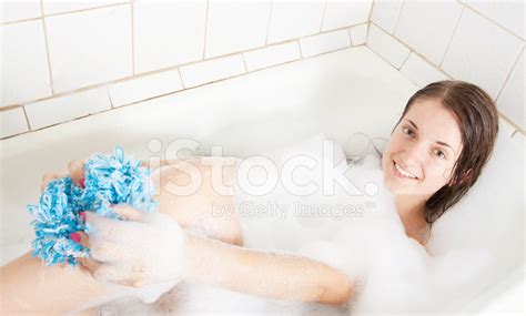 Stock Photo De Jeune Fille Dans Un Bain Avec Bouffée De Douche Libre