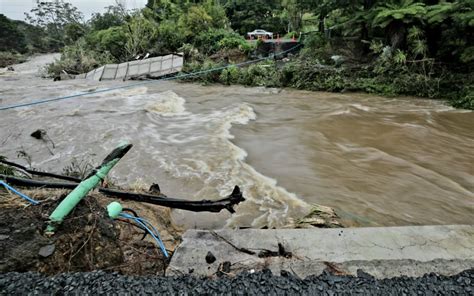 Flood-destroyed bridge in Auckland replaced with temporary fix in under ...