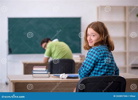 Dois Alunos Se Divertindo Na Sala De Aula Foto De Stock Imagem De