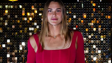 Aryna Sabalenka bawi się w najlepsze Relację zdaje w sieci Przegląd