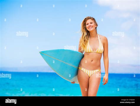 Sch Ne Junge Frau Surfer Girl Im Bikini Mit Surfbrett An Einem Strand