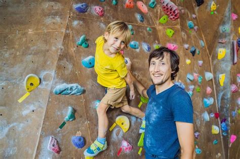 Pai E Filho Na Parede De Escalada Fam Lia Esporte Estilo De Vida