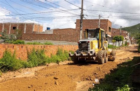 Prefeitura Inicia Servi O De Terraplanagem No Bairro Deus Fiel