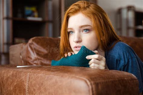 Femme Rousse Songeuse S Asseyant Sur La Chaise Et Regardant Loin Photo