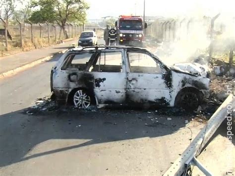 Carro Pega Fogo E Fica Destru Do Ap S Bater E Derrubar Poste Maracaju