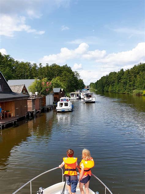 Kleine Kreuzfahrt Mit dem Motorboot über Müritz