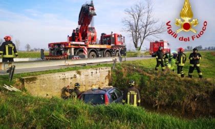 Finisce Con L Auto In Un Fossato Enne Estratta Dall Abitacolo E