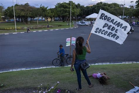 Garimpeiros e familiares protestam contra ação do governo em Roraima