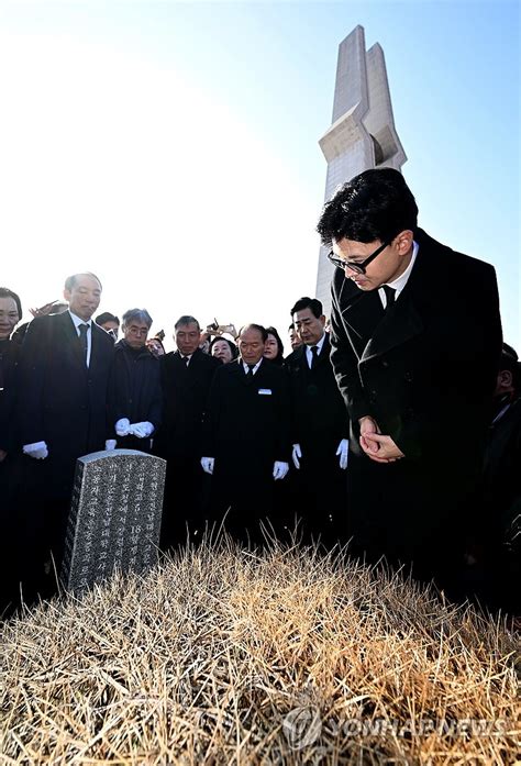 국립5·18민주묘지 참배하는 한동훈 비대위원장 연합뉴스