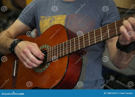 Hombre Que Toca Una Guitarra Cl Sica La Mano Coge Las Secuencias En La