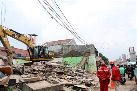 Penggusuran Bangunan Untuk Pelebaran Jalan Antara Foto