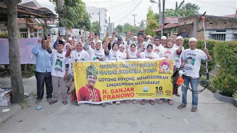 Ustaz Sahabat Ganjar Gotong Royong Bersihkan Lingkungan Bareng Warga