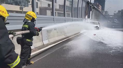 7月8日呼市哲里木路高架桥上一辆轿车起火