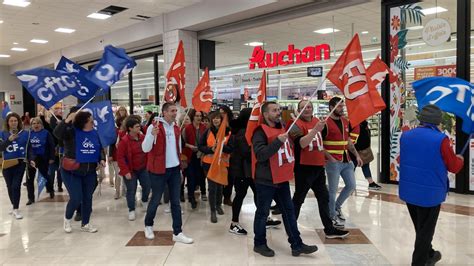 Indre et Loire 250 employés dAuchan débrayent devant les magasins