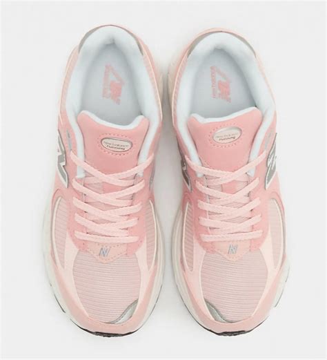 Une New Balance R Pink Suede Pr Te Pour L T Le Site De La Sneaker