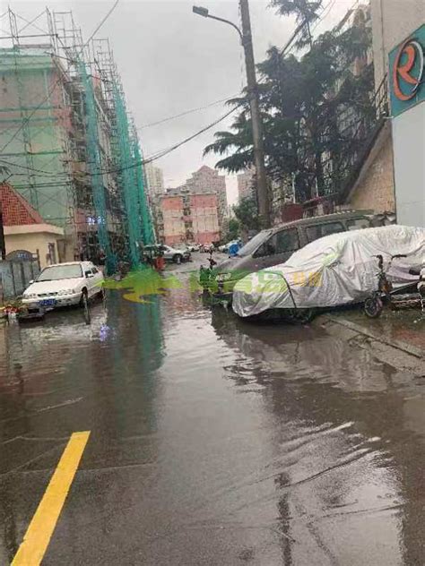 市北区镇江路军官小区，西南门外道路一下雨就积水严重