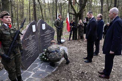 Uroczyste odsłonięcie pomnika ku czci ofiar komunistycznych zbrodni