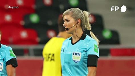 Brasileira Faz Parte Do Primeiro Trio De Arbitragem Feminino Na