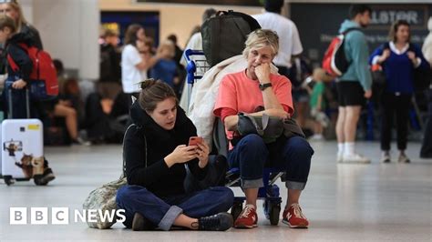 Flight chaos made worse by engineer delay, report finds