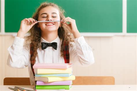 Fille Dans Luniforme Scolaire Se Reposant à Son Bureau Dans La Salle