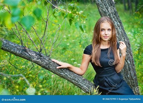 Verticale Dune Belle Fille De Ladolescence Image Stock Image Du